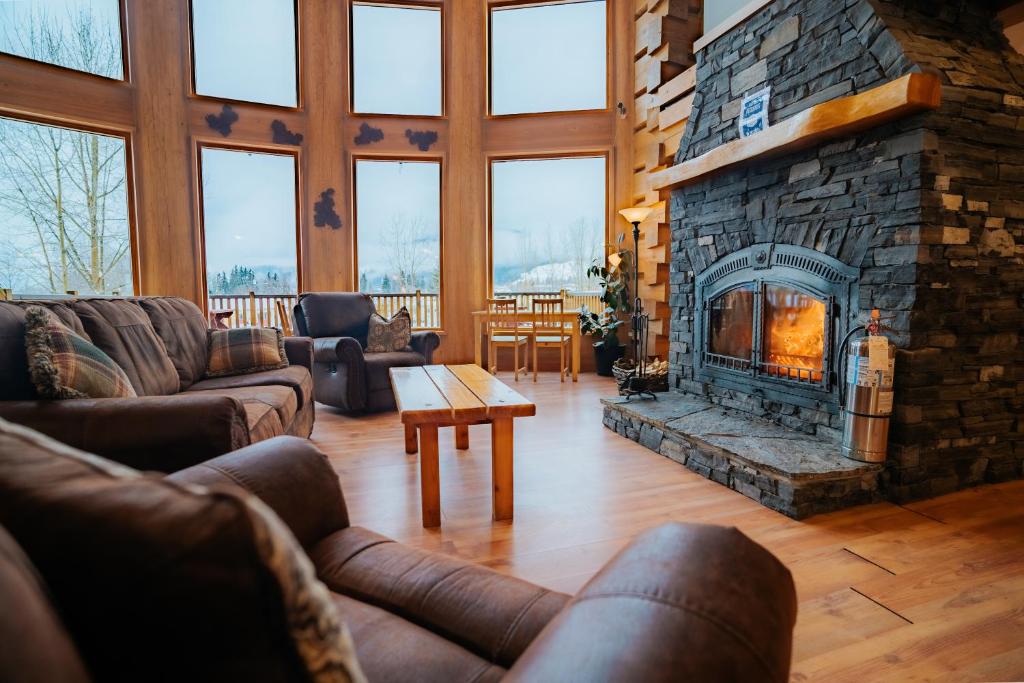 Basecamp Lodge Golden photo 1