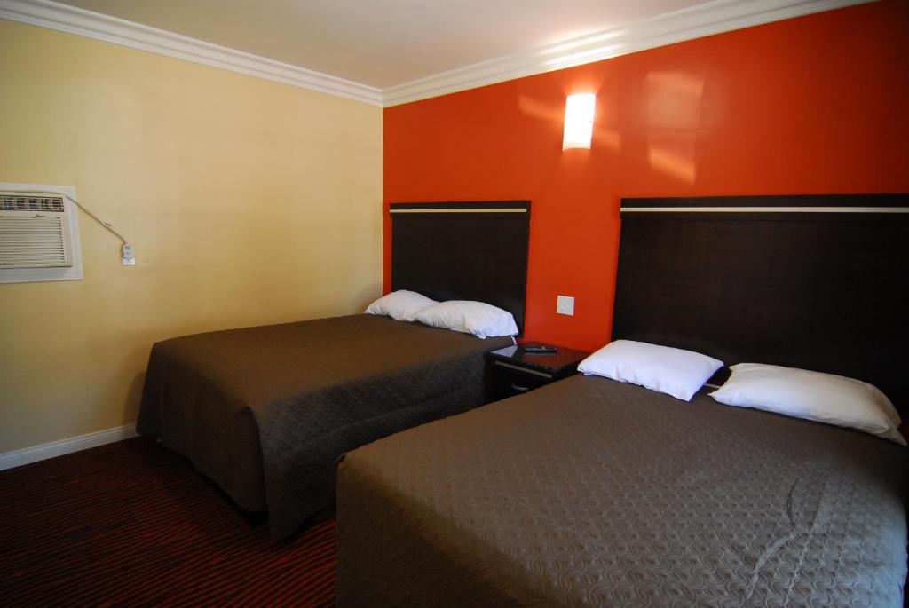 Двухместный (Стандартный номер с 2 двуспальными кроватями), Studio City Inn