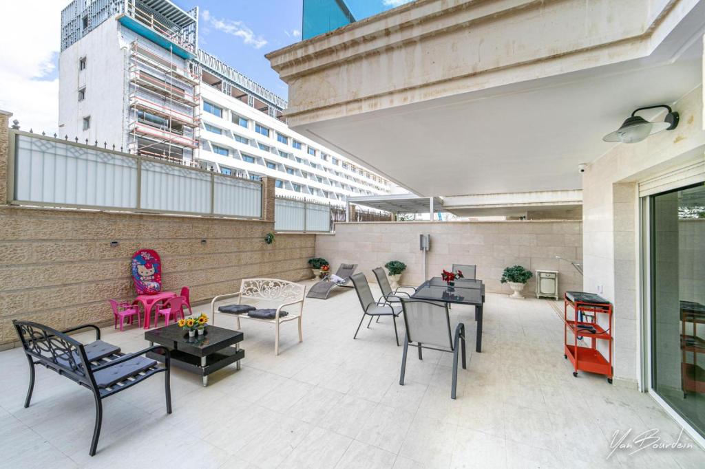 Milana's Deluxe with big patio and pool photo 1