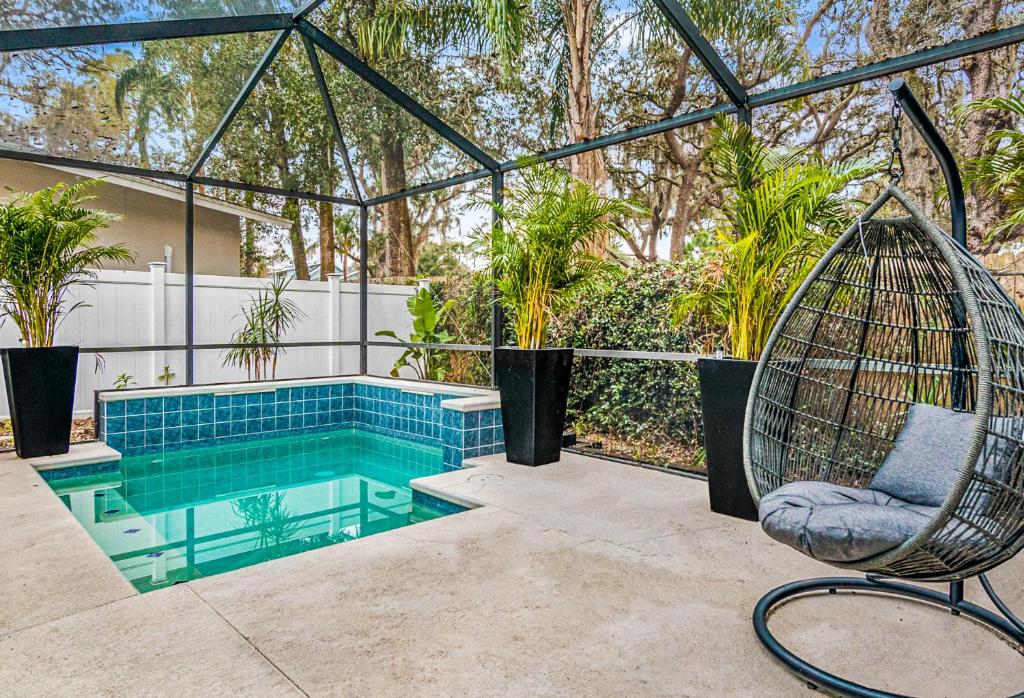 Modern House in Clearwater with access to a Shared Swimming Pool image