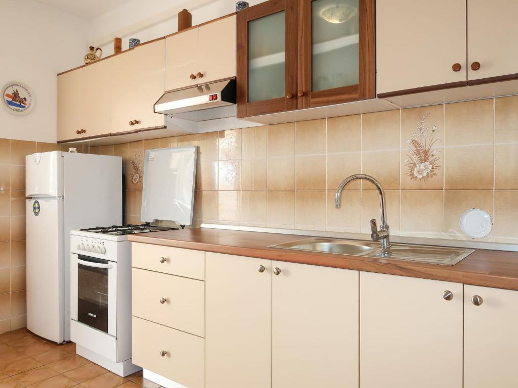 Apartment Matius - RAB105 by Interhome photo 3