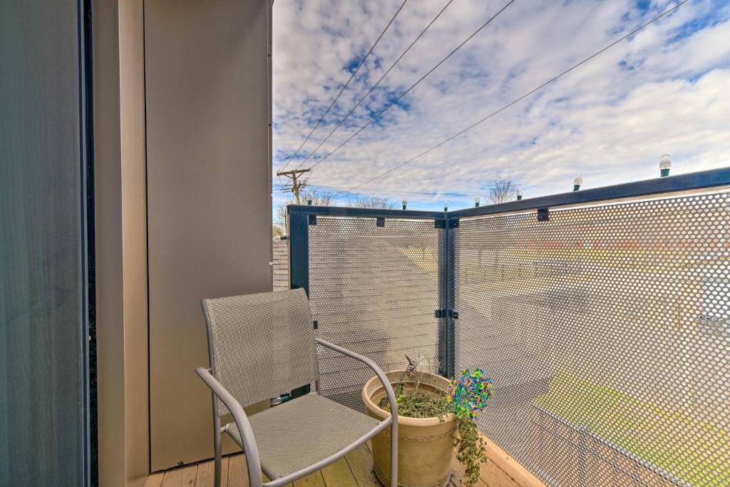 Rustic Fort Worth Apt with Balcony, Near Dtwn! photo 1