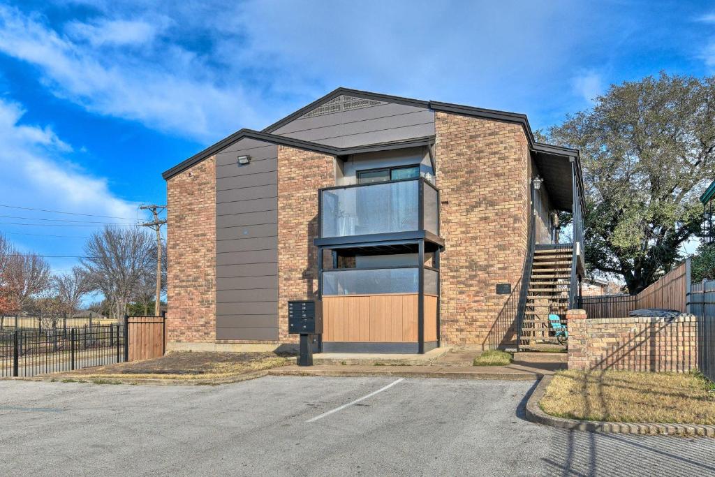 Rustic Fort Worth Apt with Balcony, Near Dtwn! photo 2