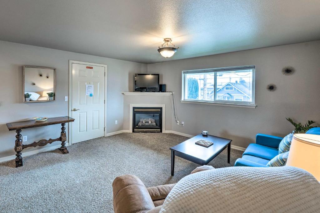 Apartment with Gas Fireplace about half Mi to Beach! photo 4