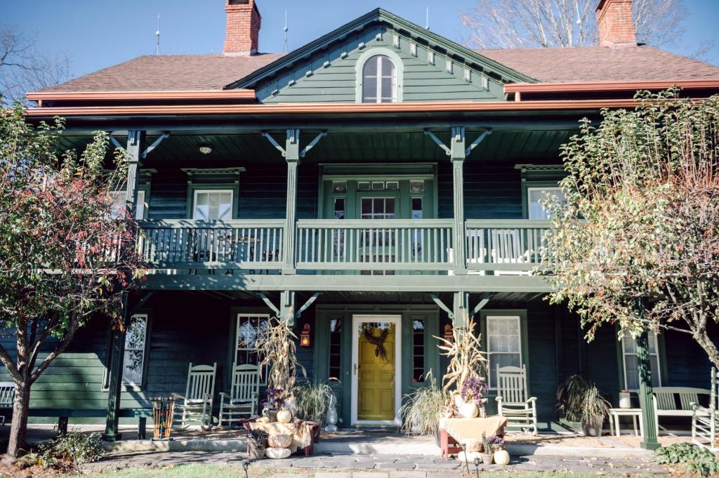 Fox & Bear Lodge image