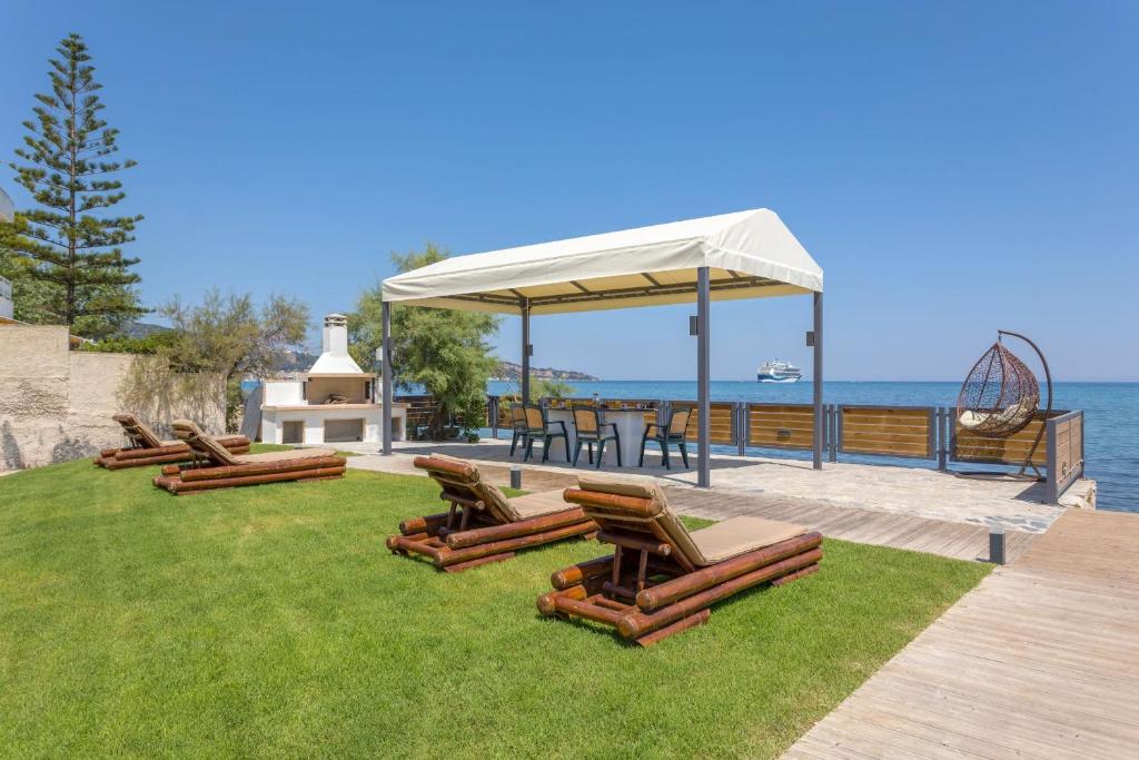 Venetico Beachfront Apartments & Suites - Sea View Suite photo 2