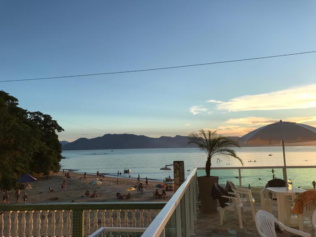 Apartamento pé na areia frente para o Mar e piscina na Prainha photo 2