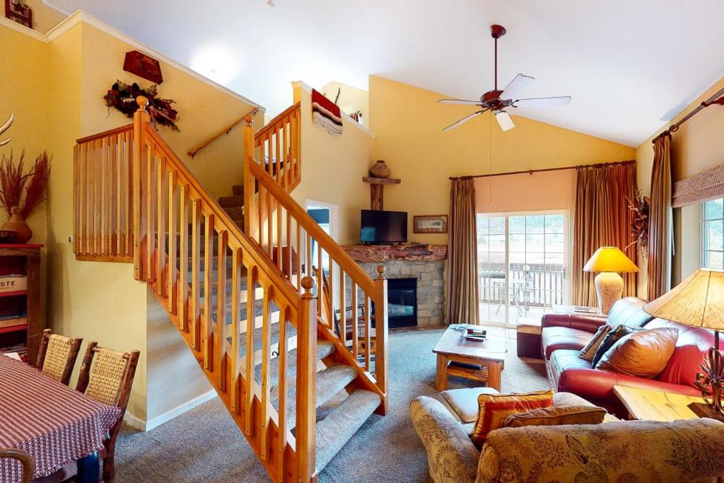 Riverside Treehouse photo 2