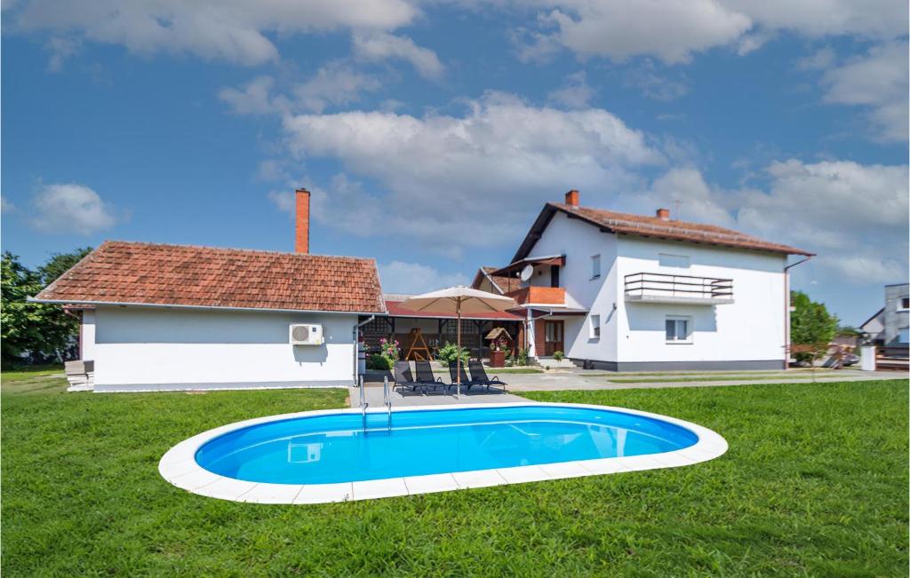Nice Home In Dakovo With Pool