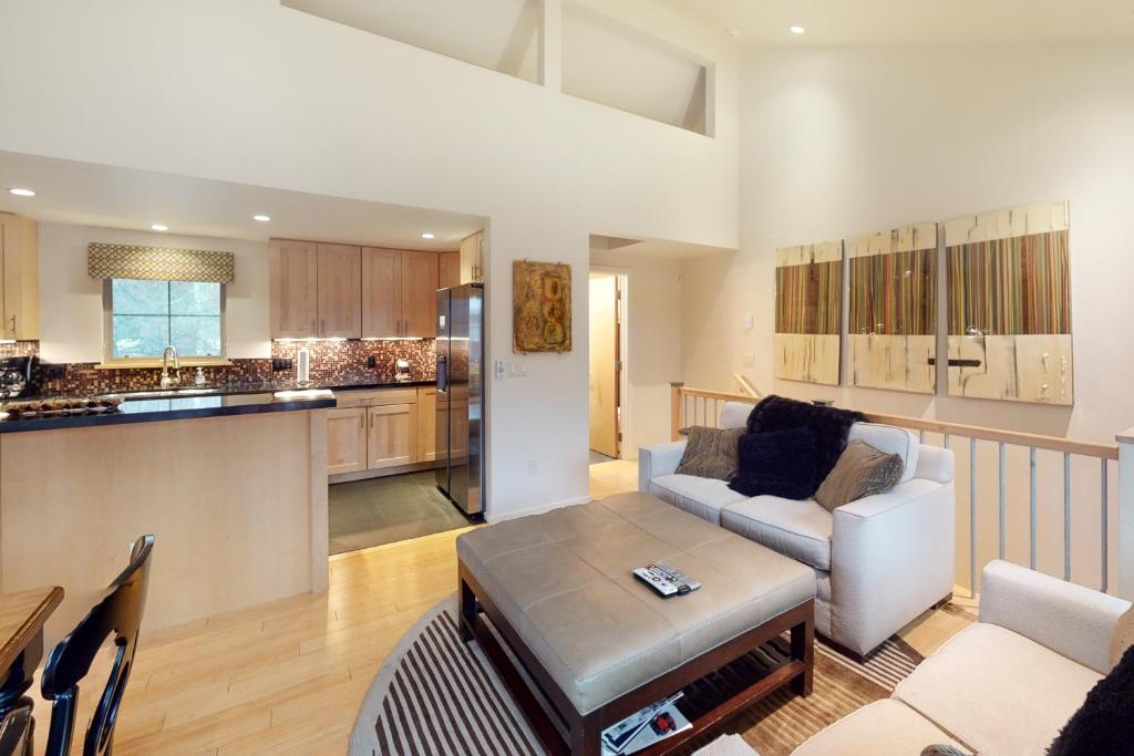 Chic Condo Unit 1 photo 4