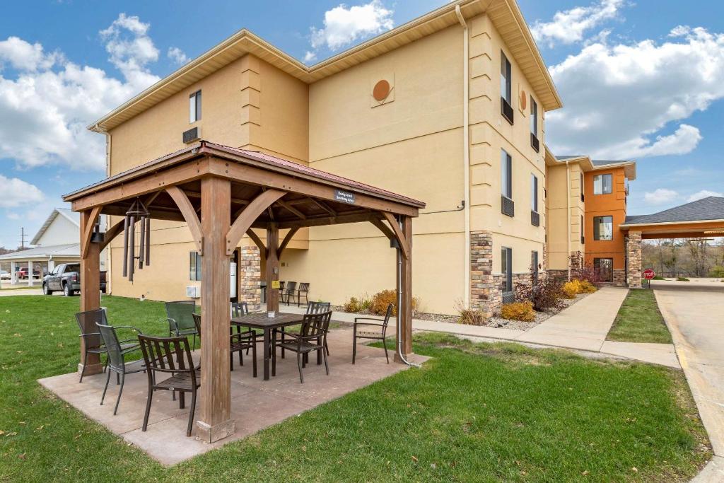 Comfort Inn & Suites Cedar Rapids North - Collins Road photo 1