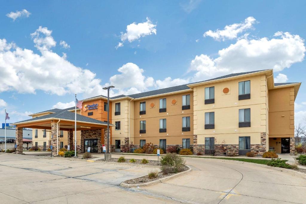 Comfort Inn & Suites Cedar Rapids North - Collins Road image