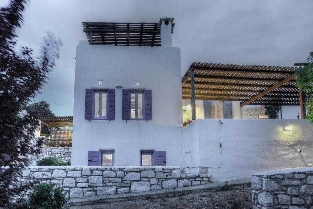 Villa Yviskos Traditional Home photo 1
