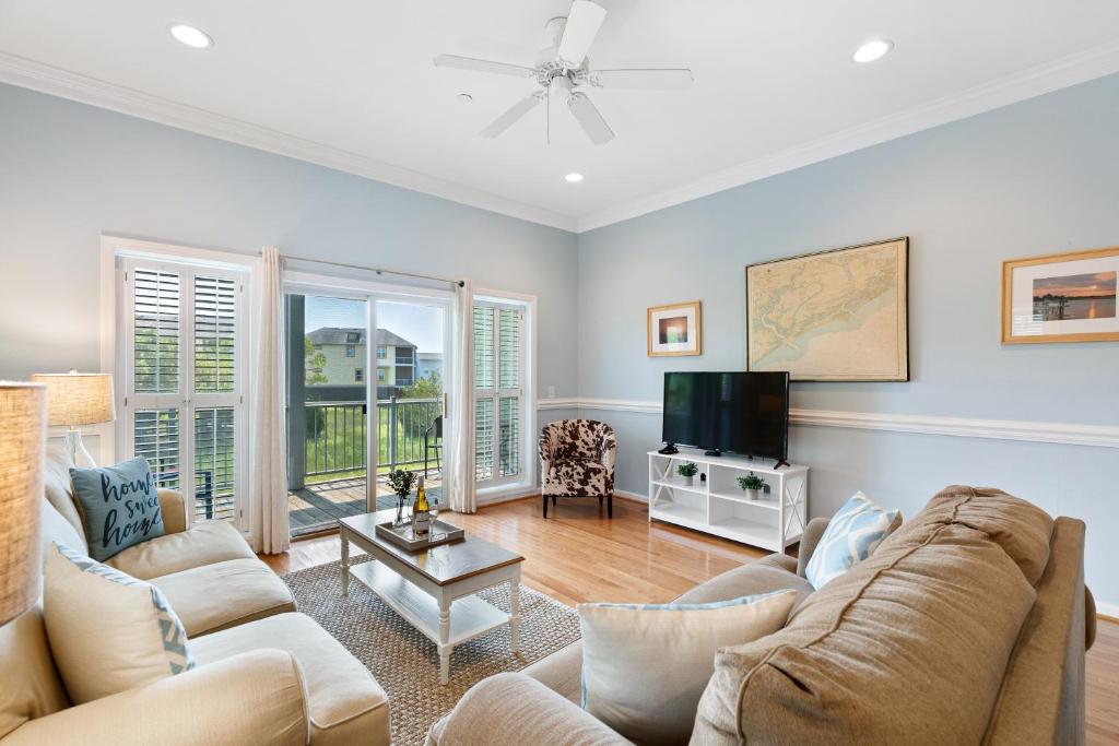 81 Waters Edge photo 4