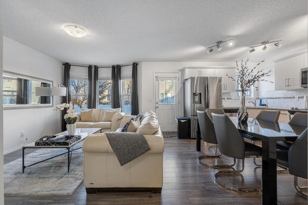 Evergreen Calgary Townhome 3BR Sleeps 6 Gas Fireplace - Tap to explore photos
