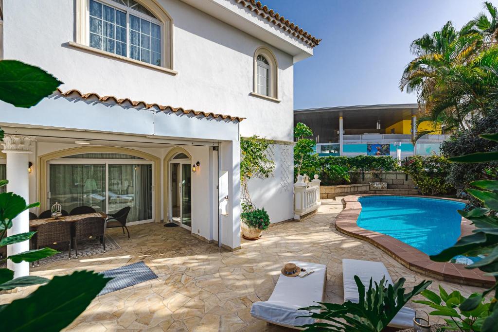 Luxury villa El Duque photo 2