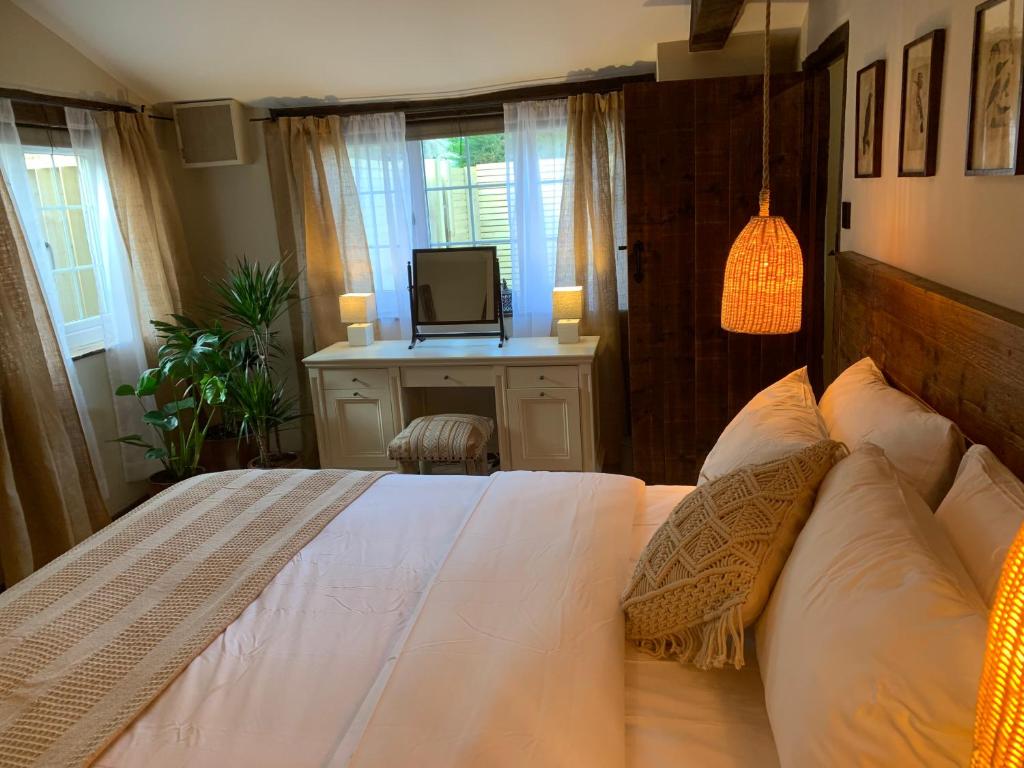 Dovecote Cotswold Cottages - Tap to explore photos