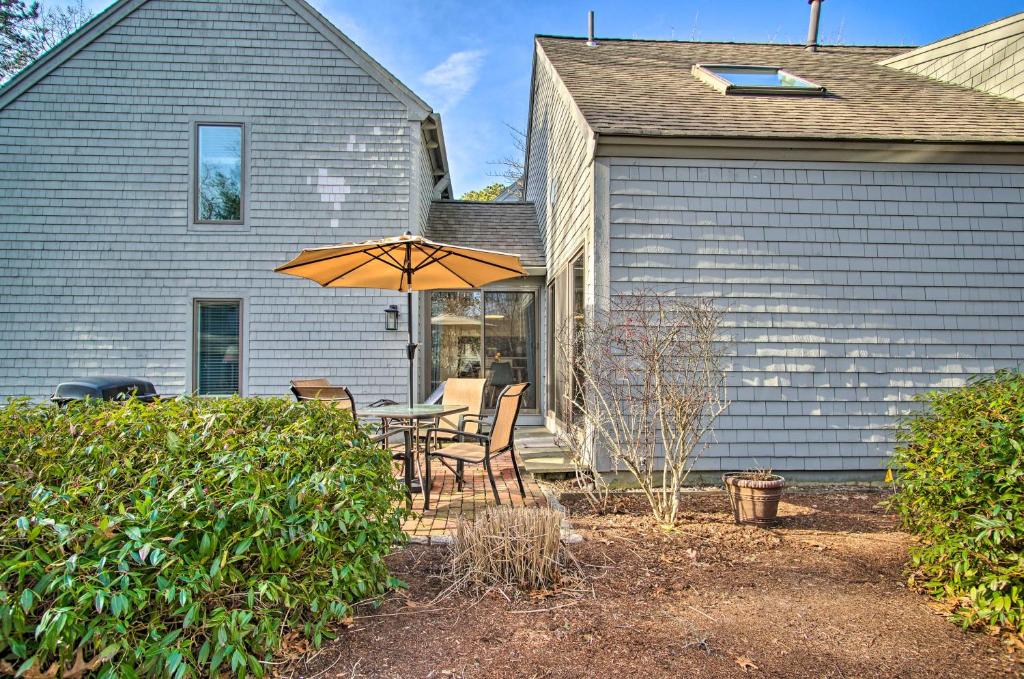 Coastal Mashpee Condo 2 Mi to Beach and Pool Access photo 2