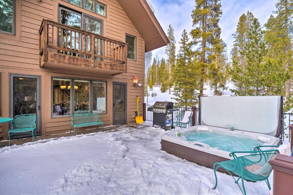 Grand Fraser Escape with Private Deck and Hot Tub photo 1