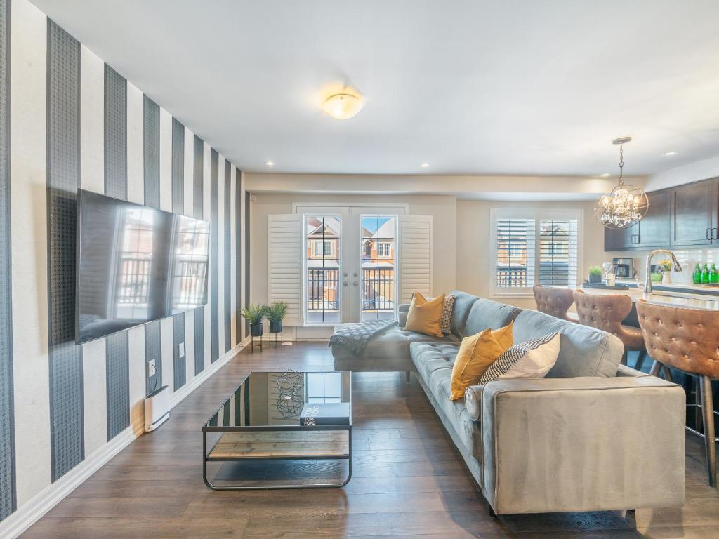 Boutique 3Br+Study Townhouse - Oakville photo 3