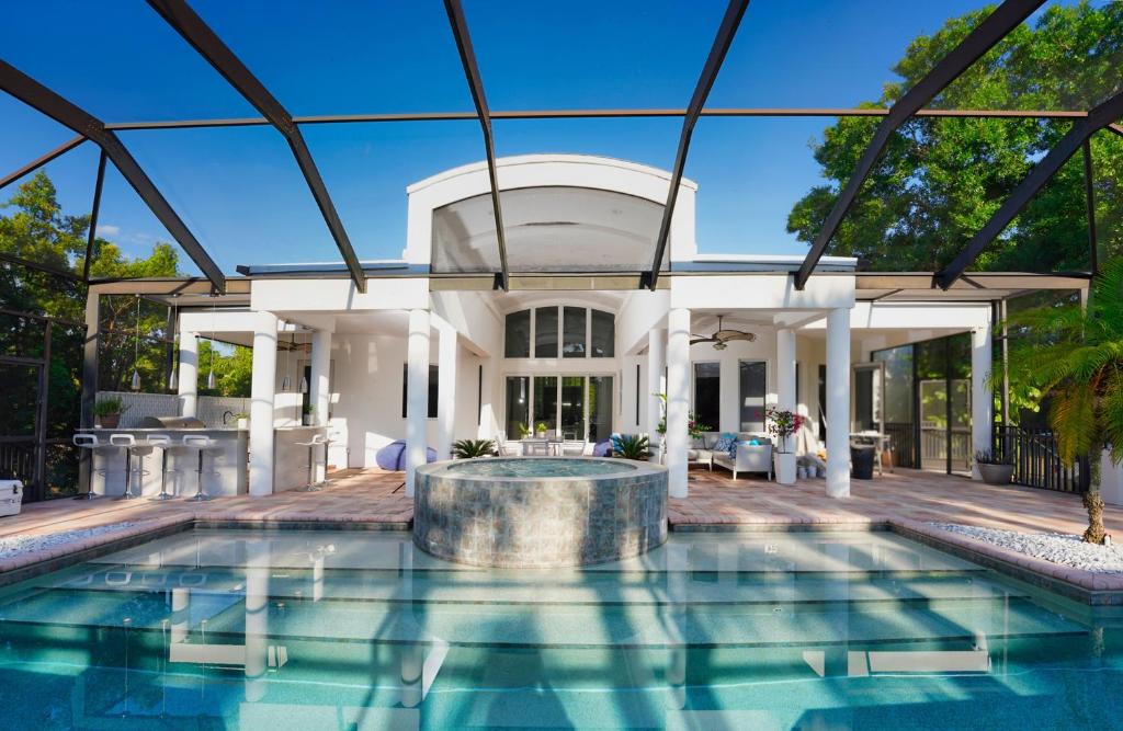 Luxury Villa 4 bed 4 bath on canal access to the Golf 40 min, beach 8 min away
