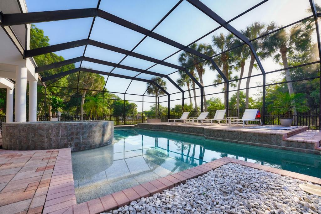 Luxury Villa 4 bed 4 bath on canal access to the Golf 40 min, beach 8 min away photo 3