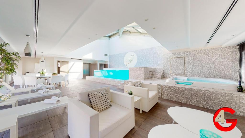 THE POOL HOUSE Cannes
