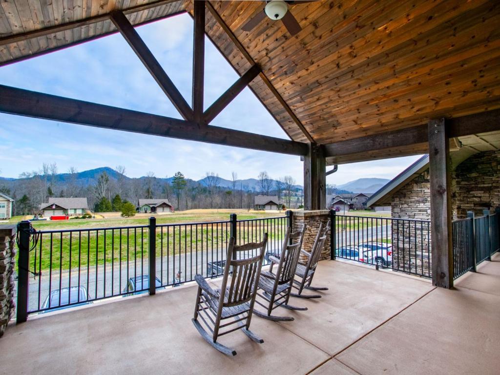 Abrams Retreat at Cades Cove with Mountain Views image