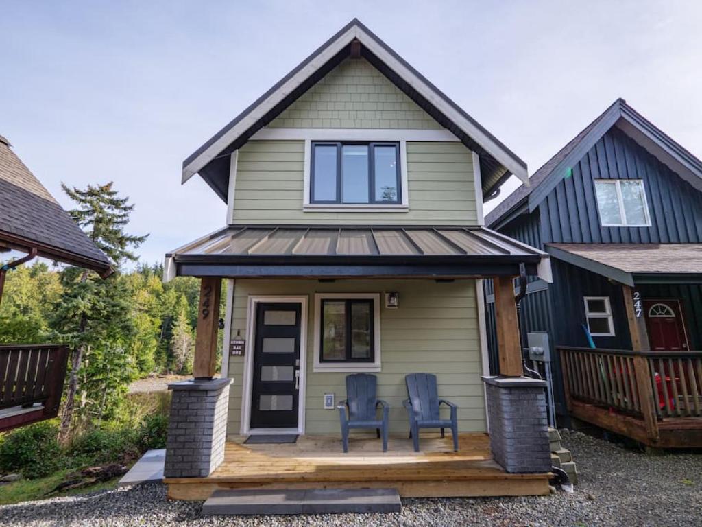 Storm Bay, Family Home with Hot Tub and Inlet View photo 4