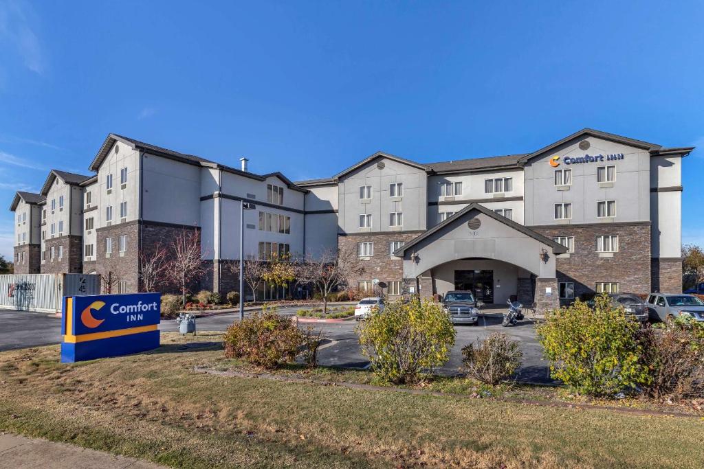 Comfort Inn Bentonville - Crystal Bridges image
