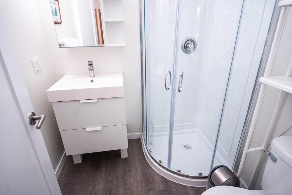 Kingfisher, Newly Renovated Suite on Ocean Inlet photo 4