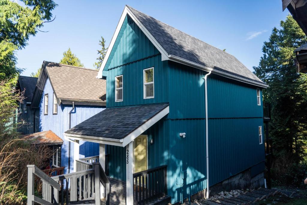 Kingfisher, Waterfront Cabin with Inlet with Mountain Views