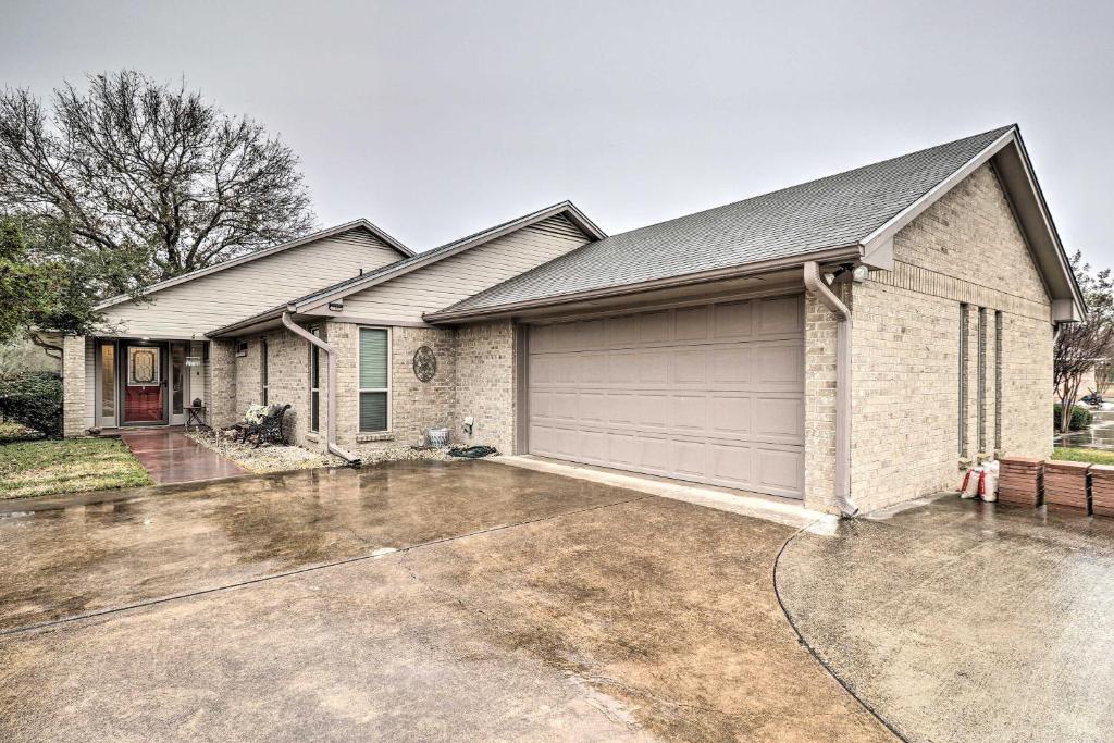Beautiful Salado Retreat with Golf Course Views! photo 1