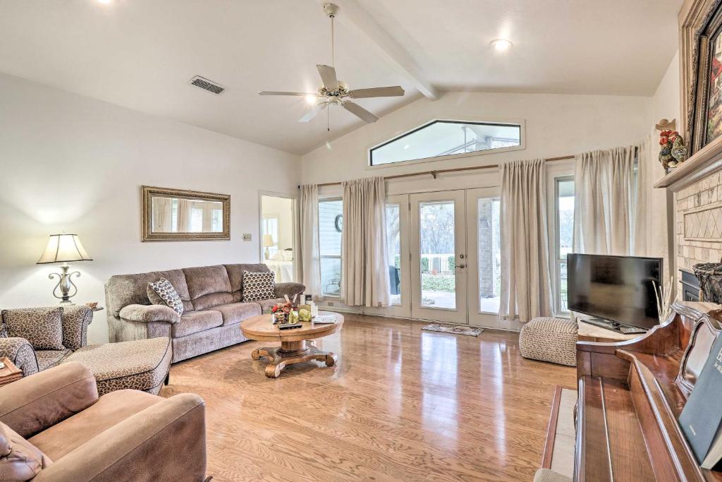 Beautiful Salado Retreat with Golf Course Views! photo 2