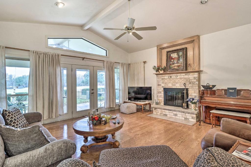 Beautiful Salado Retreat with Golf Course Views! photo 4