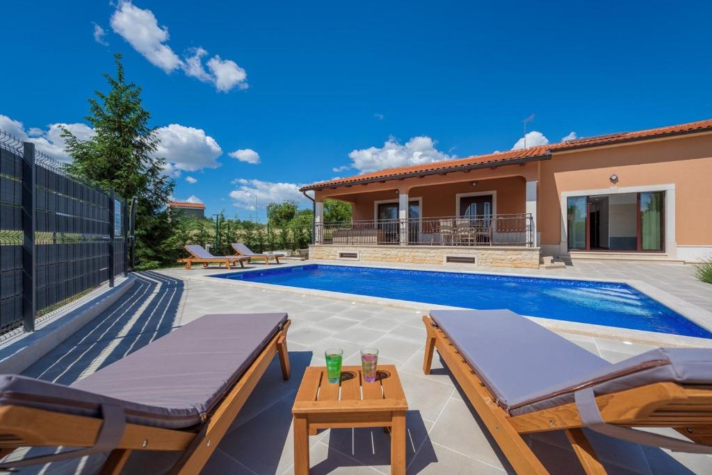 Villa Luna Tinjan, Pool and Wellness photo 1