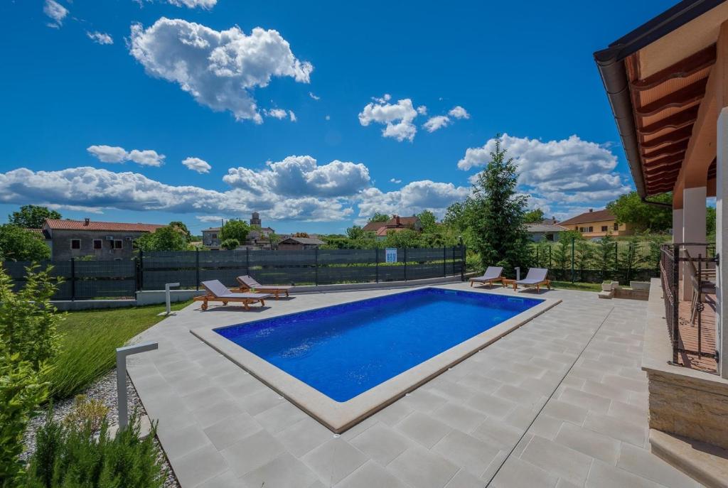 Villa Luna Tinjan, Pool and Wellness photo 2