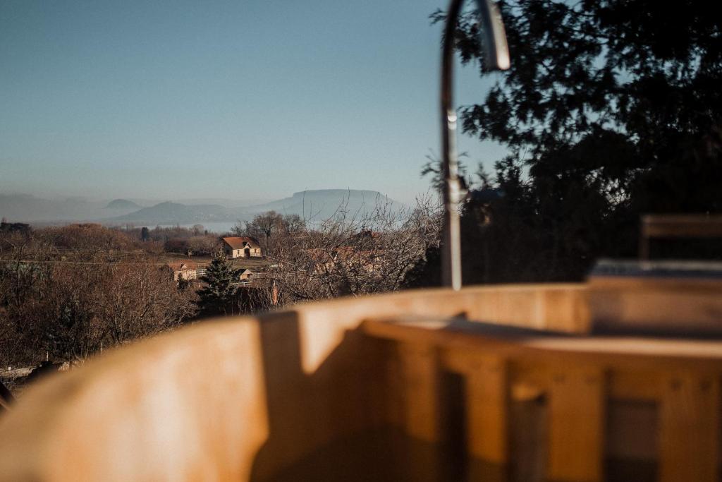 MANDULÁS KABIN a kisház dézsával és kilátással a Balatonra photo 3