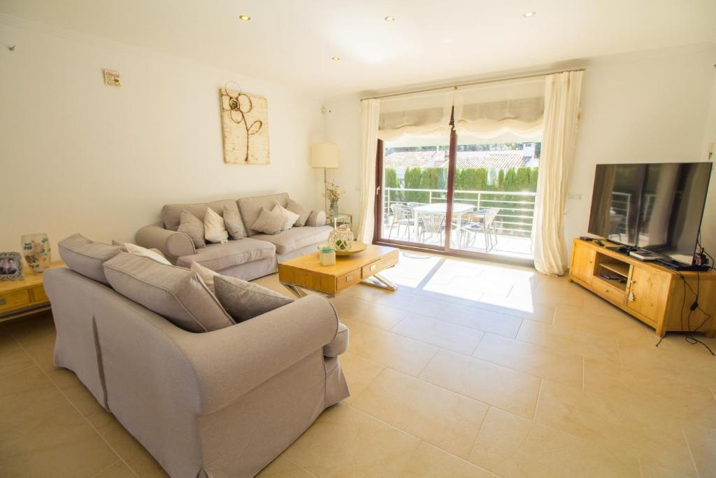 Soleado chalet con Piscina, WIFI y A/C - Tap to explore photos