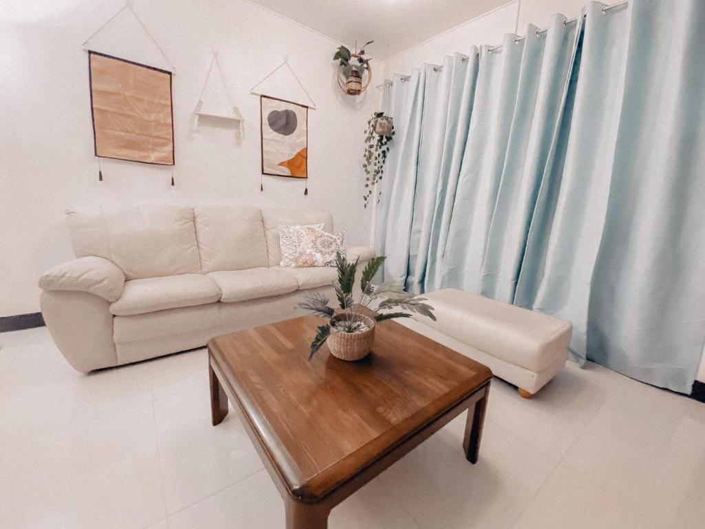 Cozy Themed 2BR TownHouse - near Clark Airport - TRP1 photo 2