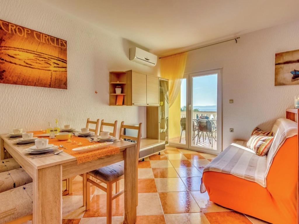 Alluring Apartment in Dramalj with Jacuzzi photo 2