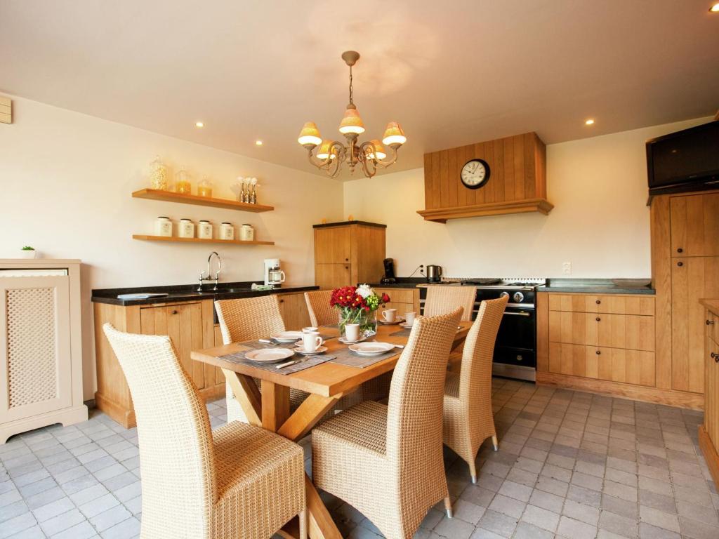 Classy Holiday Home in Aartrijke with Private Swimming Pool photo 4