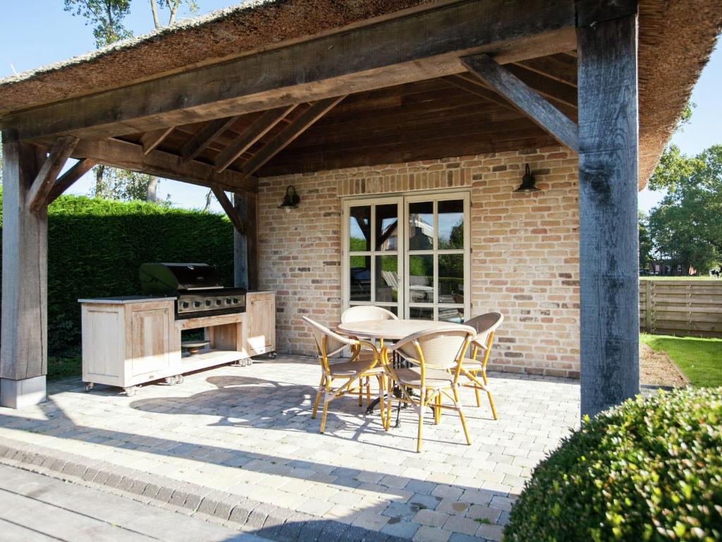 Classy Holiday Home in Aartrijke with Private Swimming Pool photo 3