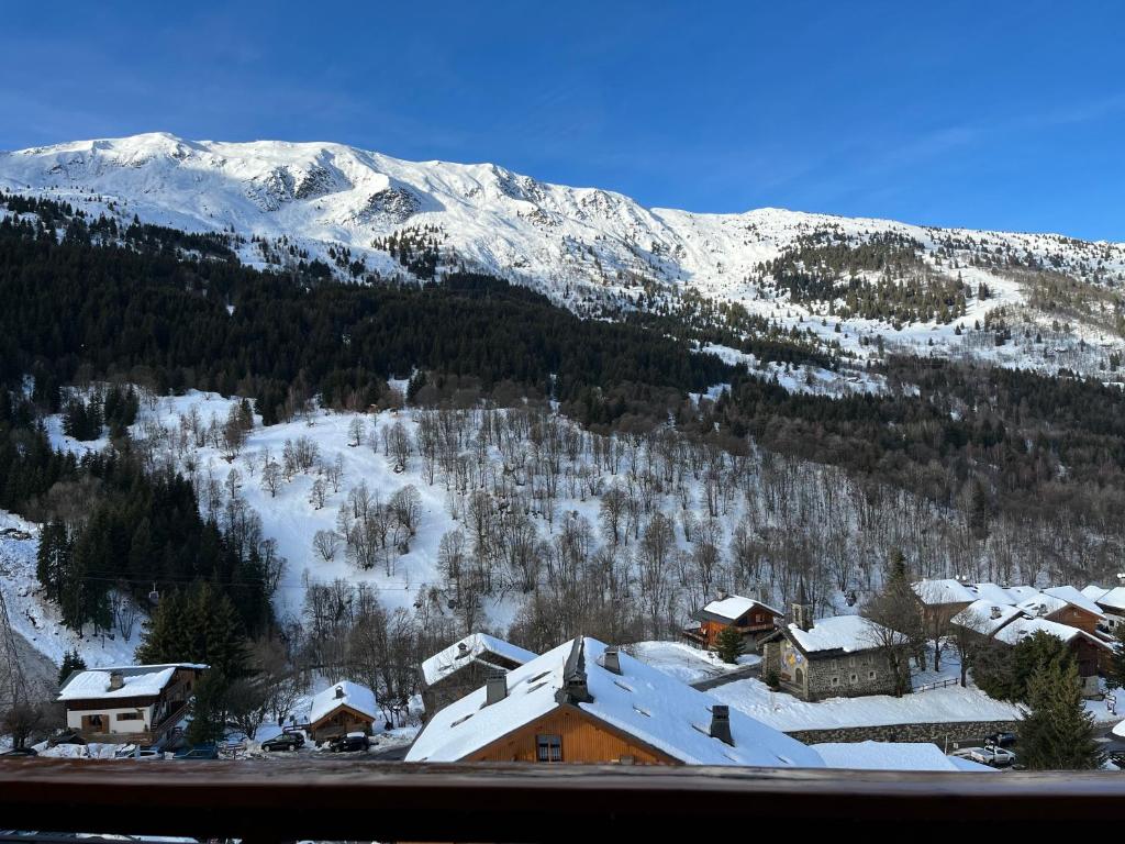 Newly renovated 7-9pers Luxury Chalet in Meribel Centre 85m2 3BR 3BA with stunning Mountain View photo 4