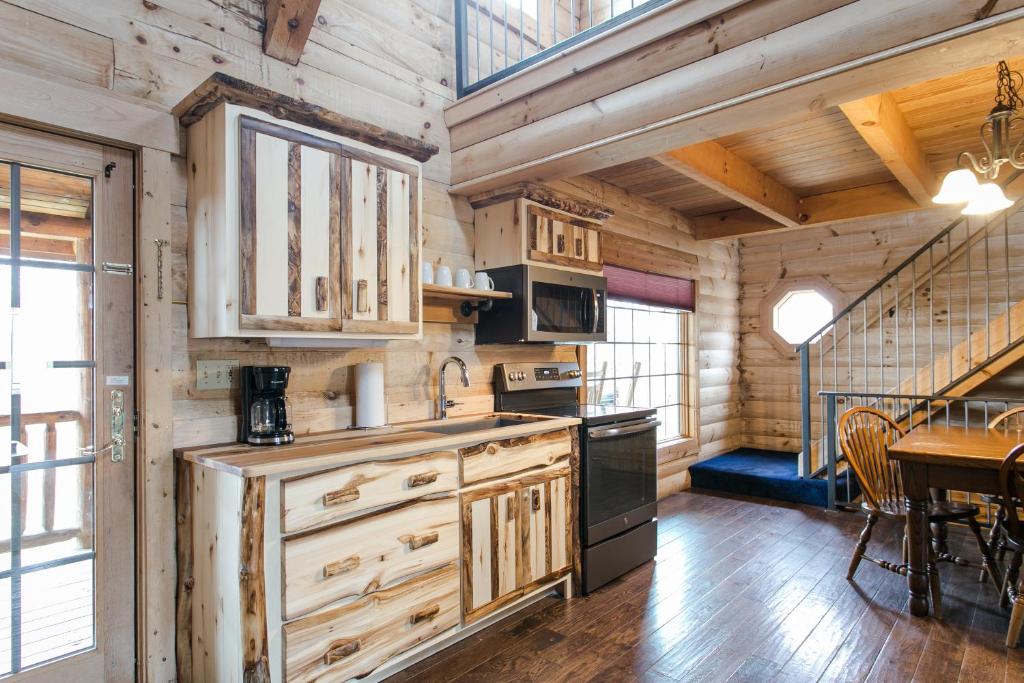 Blue Jays Nest Cabin by Amish Country Lodging photo 1