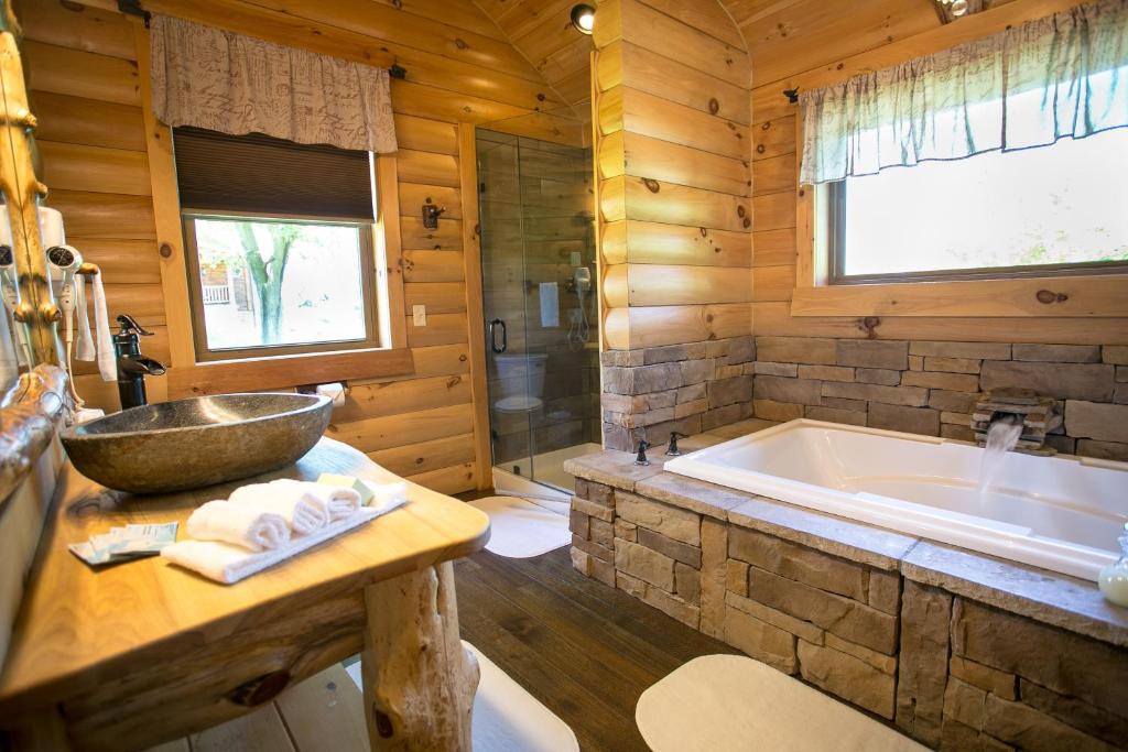 Dogwood Cabin by Amish Country Lodging photo 1