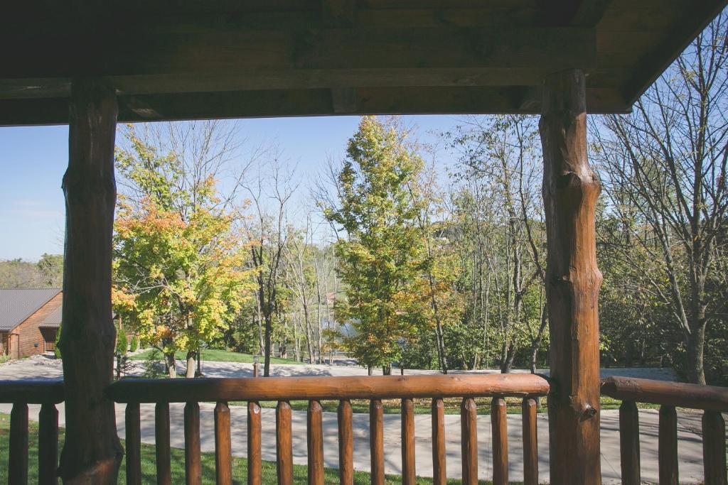 Dogwood Cabin by Amish Country Lodging photo 2