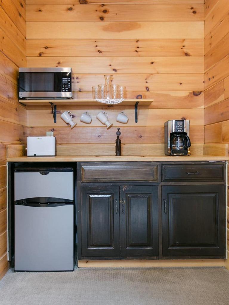 Farmhouse Suites by Amish Country Lodging photo 3