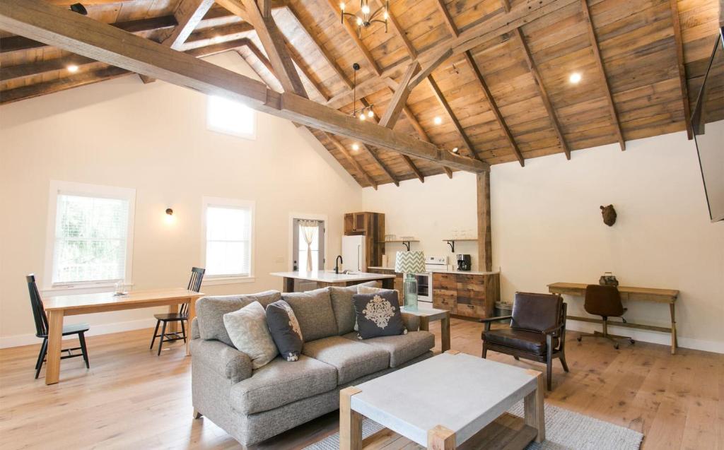 Farmhouse Suites by Amish Country Lodging image