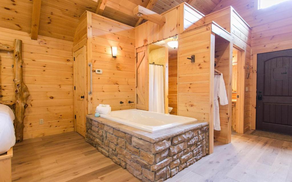 Lofty Willows Treehouse by Amish Country Lodging photo 4